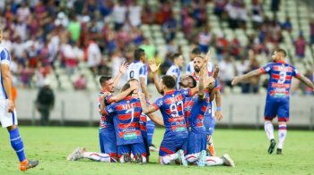 Jogadores do Fortaleza festejam vitória e permanência na Série A (Foto: Camila Lima / SVM )