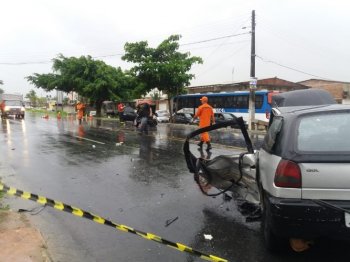 Colisão deixou os dois condutores feridos - Foto: Heliana Gonçalves - TV Gazeta