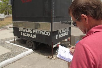 Fiscalização de posturas segue orientando e notificando donos de food trucks. Foto: Pedro H. Santos (Ascom Semscs)