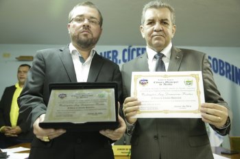 Washington Luiz recebeu o título das mãos do presidente da Câmara de Vereadores de Anadia. Foto: Mauro Faustino