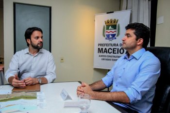 Alexandre Baldy e Rui Palmeira durante anúncio de novas unidades habitacionais em Maceió. Foto: Pei Fon/ Secom Maceió