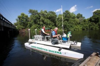 Barco robótico Iracema, com plataforma catamarã