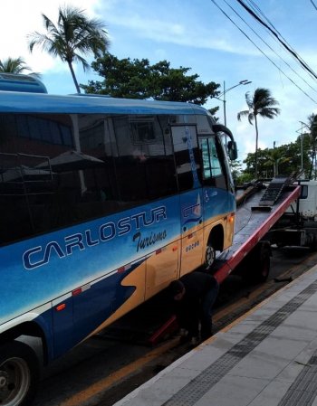 Veículo realizando o transporte clandestino de turismo foi flagrado na orla da Pajuçara. Foto: Ascom SMTT