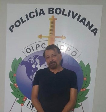 Cesare Battisti após a prisão na Bolívia — Foto: Polizia di Stato/Reprodução