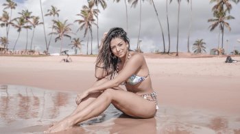 Bailarina e coreógrafa Tainá Grando foi curtir uma praia em Salvador durante turne com Yuri Martins. A morena aproveitou e fez belos cliques