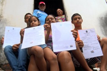 José Carlos Vieira e Maria Cícera Belo com quatro de seus 16 filhos. Reprodução: TV Tribunal