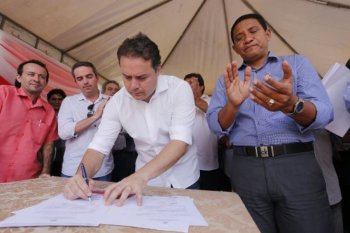 Governador Renan Filho ao assinar várias ordens de serviço nesta terça (17) para providências no sentido de amenizar efeitos da longa estiagem em Palmeira dos Índios e região