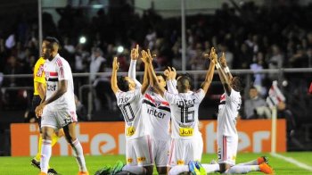 Jogadores do São Paulo comemoram o gol de Anderson Martins (Foto: Marcos Ribolli)