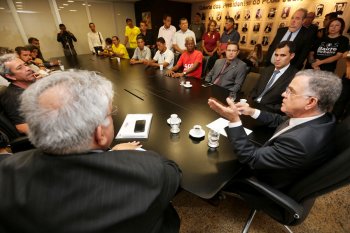 Vice-presidente Sebastião Costa dialoga com moradores dos bairros atingidos. Foto: Caio Loureiro