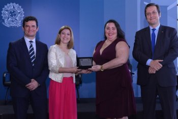 Representantes da Seris receberam premiação das mãos do ministro Sergio Moro e do diretor-geral do Departamento Penitenciário Nacional (Depen), Fabiano Bordignon