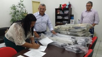 Secretária entrega materiais para a prefeitura de Olho D'água do Casado, com a presença do prefeito Zé da Emater