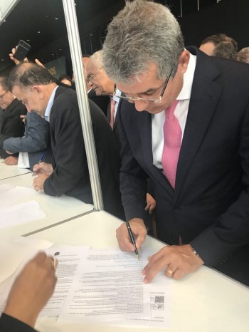 Prefeito Flávio Almeida assinou a adesão do município ao programa nesta segunda em Brasília