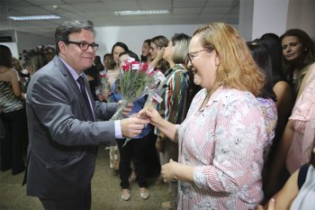 Servidora recebe flor do presidente Tutmés Airan. Foto: Caio Loureiro.