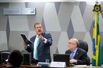 Ministro do STJ Humberto Martins (E) e o senador Flexa Ribeiro