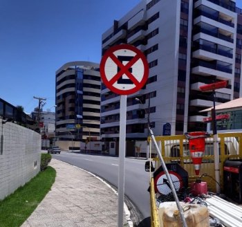 O entorno da Avenida Roberto Mascarenhas de Brito, na Jatiúca, teve sua sinalização requalificada. Foto: Ascom SMTT