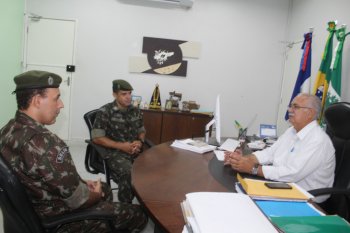 Prefeito recebe a visita do novo chefe de instrução do TG, o 1° sargento Eduardo (Foto: Genival Silva)