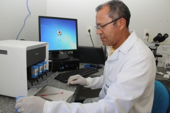 Biomédico e técnico do laboratório, José Nunes, utiliza nova tecnologia para o diagnóstico da tuberculose  (Foto: Samuel Alves)