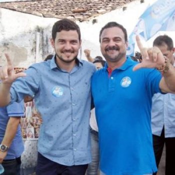 Vice Sérgio Marques e o prefeito Leopoldo Pedrosa comemorando a vitória eleitoral em 2016