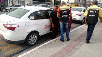 Fiscalização ocorre diariamente nos principais pontos de táxi de Maceió. Foto: Ascom SMTT