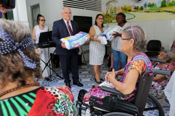 Presidente Otávio Praxedes e esposa Edjane Lessa entregam doações a Maria Cícera