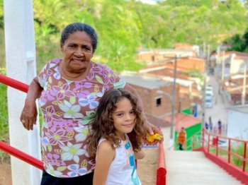 Moradoras da Grota Poço Azul, no bairro do Jardim Petrópolis (Foto: Agência de Alagoas)
