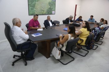 Prefeito Rogério Teófilo apresenta equipe da FGV à diretoria do Sinteal 