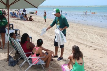 Entre as atividades previstas está a distribuição de sacolas biodegradáveis aos banhistas e ambulantes. (Fotos: Ascom/IMA)