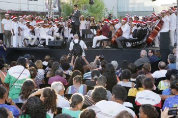 Maestro Rodrigo Andrade conduziu o Coral do Poder Judiciário durante concerto na Praça Deodoro. Foto: Adeildo Lobo