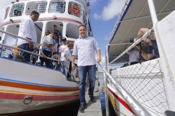 Governador Renan Filho no embarque para o 2° dia da viagem fluvial que segue de Piranhas a Penedo, dentro da programação dos 200 anos de Alagoas - Márcio Ferreira