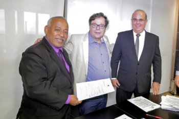 Advogado Alberto Jorge recebeu alvará das mãos do presidente do TJ; corregedor Fernando Tourinho também participou da entrega