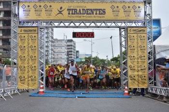 Mais de 1.500 atletas profissionais e amadores participaram da corrida