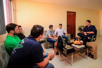 Rui Palmeira recebe visita de representantes do IronMan Brasil. Foto: Pei Fon/ Secom Maceió