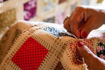 IBGE estima que mais de 8,5 milhões de pessoas trabalham com o artesanato no Brasil, movimentando R$ 50 bilhões por ano(Fotos: Patchwork de Boca da Mata - Michel Rios/Jonathan Lins)