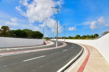 Os 10km de via serão uma alternativa viária à Avenida Fernandes Lima, proporcionando maior fluidez ao tráfego entre os bairros do Farol e Gruta de Lourdes