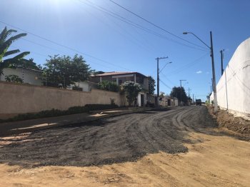 Trecho da Rua Tenente José Ferreira de Souza com asfalto iniciado. Foto: Ascom Seminfra