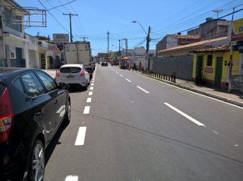 Rua Pastor Eurico Calheiros, no Jacintinho, ganha área exclusiva para estacionamento de veículos. Foto: Ascom SMTT