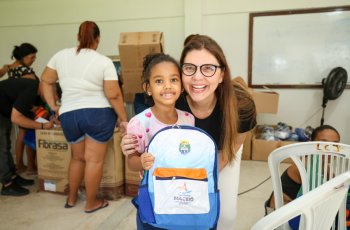 Entrega dos fardamentos foi realizada nessa segunda-feira na Escola Manoel Pedro. | Thony Nunes/Ascom Semed