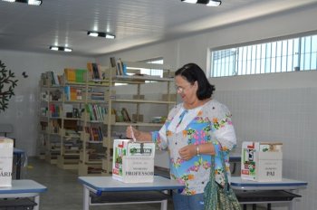 Professora exercendo sua cidadania durante a votação