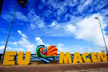 Totem Eu amo Maceió, na orla da Praia de Ponta Verde. Foto: Pei Fon/ Secom Maceió