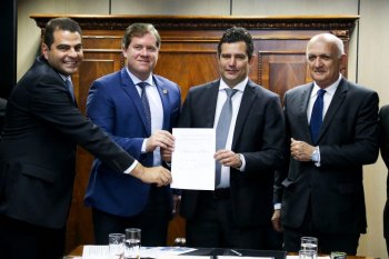 Contrato foi assinado nesta quarta pelos ministros Marx Beltrão (Turismo) e Maurício Quintella (Transportes)
