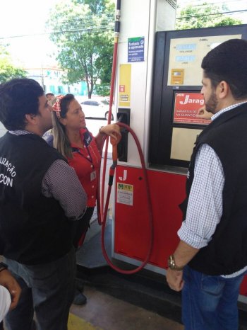 Fiscais do Procon Maceió pesquisaram preços dos combustíveis. Foto: Secom Maceió