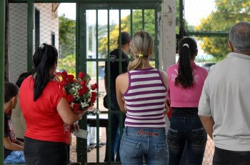 Parentes aguardam saída de presas no portão principal do Presídio Feminino de Brasília, conhecido como Colméia. (foto: Antônio Cruz/ABr)