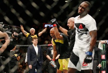Anderson Silva festeja muito a vitória sobre Derek Brunson no UFC 208 (Foto: Getty Images)