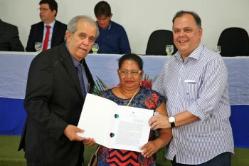 Maria Cristina recebeu o título de propriedade das mãos do desembargador Celyrio Adamastor (à esquerda) e do prefeito Davi Brandão. Foto: Caio Loureiro