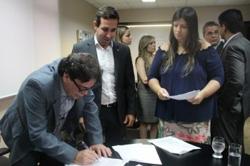 Desembargador Tutmés Airan assina convênio com faculdades. Foto: Nathaly Correia