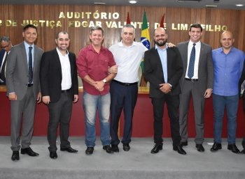 Alfredo Gaspar (ao centro) comandará o MPE por mais dois anos