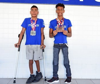 João Eduardo e Plínio Hugo, de 15 anos, conquistaram, juntos, sete medalhas nas Paralimpíadas Escolares; Plínio aprendeu a andar nas piscinas do Sesi/AL     