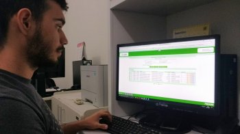 Servidor da Arser opera sistema de licitação: mais retidão e transparência com as contas públicas. Foto: Fernando Coelho