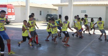 Projeto Viva Vôlei atende crianças e adolescentes no Complexo Lourenço Vasconcelos, no Trapiche. Foto: Ascom Semtel