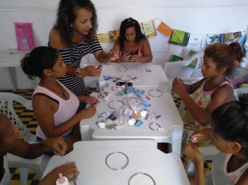 Mulheres aprenderam a confeccionar bijuterias. Foto:Ascom Semas